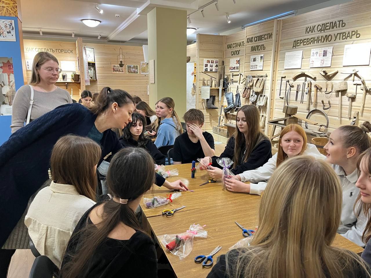 В Музее народной культуры состоялась интерактивная программа «Путешествие в Дедоморозовку» для студентов медицинского колледжа НИУ БелГУ