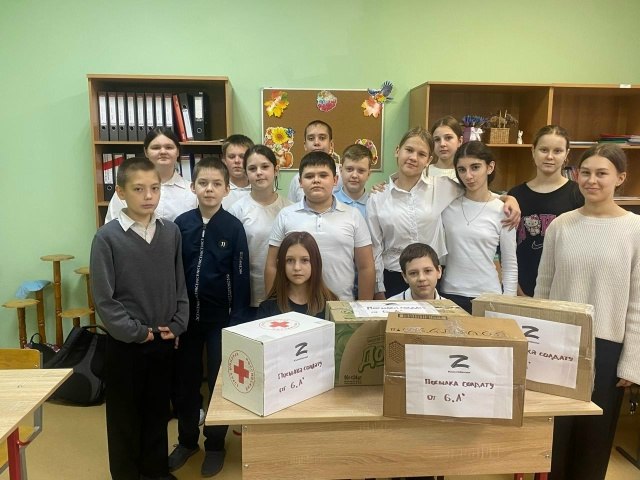 Краснояружцы отправили на передовую более 100 посылок и 150 детских посланий в рамках всероссийской акции «Тепло для героя» Краснояружцы отправили на передовую более 100 посылок и 150 детских посланий в рамках всероссийской акции «Тепло для героя»