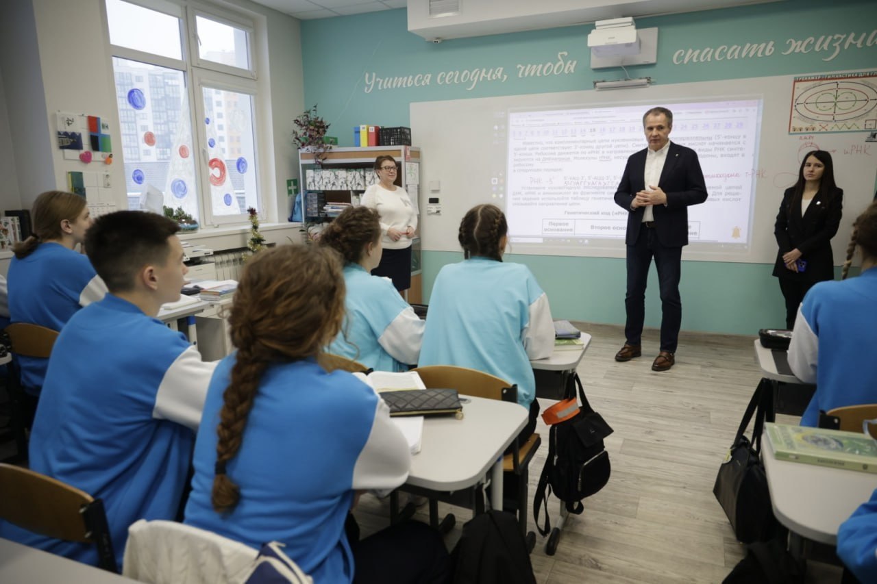 Михаил Лобазнов: На уроке медицинского класса в нашей Академии знаний имени Н.П. Шевченко побывал губернатор Вячеслав Гладков