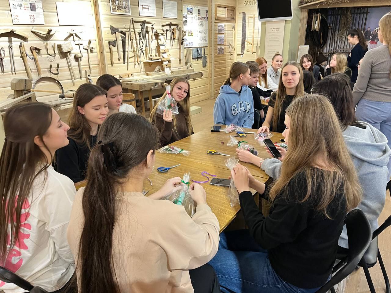 В Музее народной культуры состоялась интерактивная программа «Путешествие в Дедоморозовку» для студентов медицинского колледжа НИУ БелГУ В Музее народной культуры состоялась интерактивная программа «Путешествие в Дедоморозовку» для студентов медицинского колледжа НИУ БелГУ