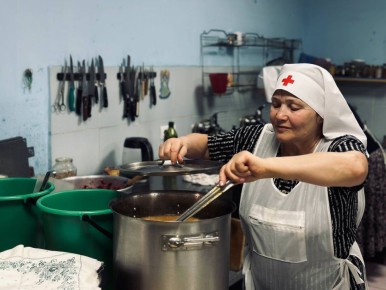 Сосчитать, сколько тонн гуманитарного груза за год отгрузили и направили тем, кому нужна поддержка, здесь даже не пытаются