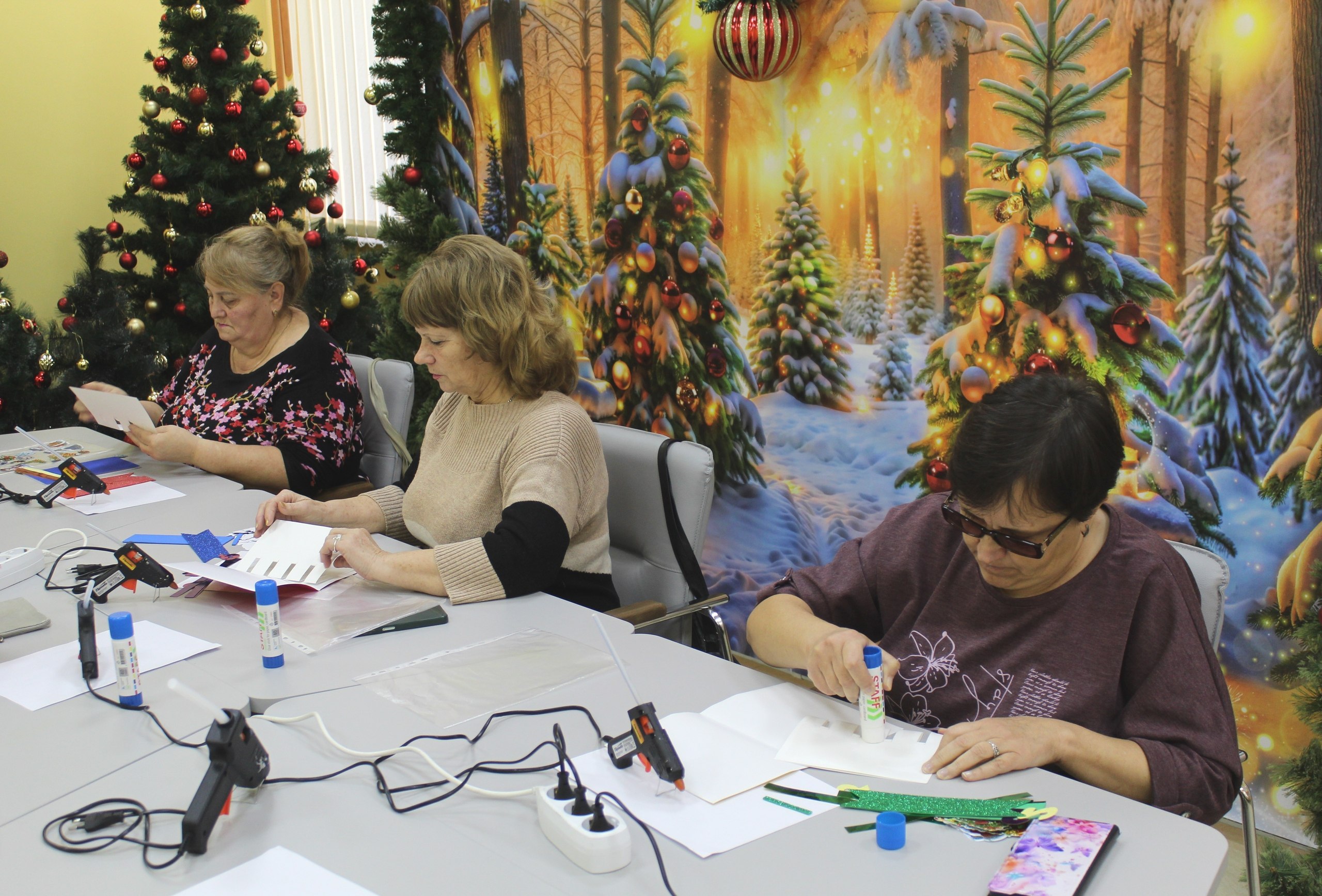 В отделении дневного пребывания граждан пожилого возраста и инвалидов прошёл мастер-класс по изготовлению новогодней 3Д открытки для получателей социальных услуг В отделении дневного пребывания граждан пожилого возраста и инвалидов прошёл мастер-класс по изготовлению новогодней 3Д открытки для получателей социальных услуг