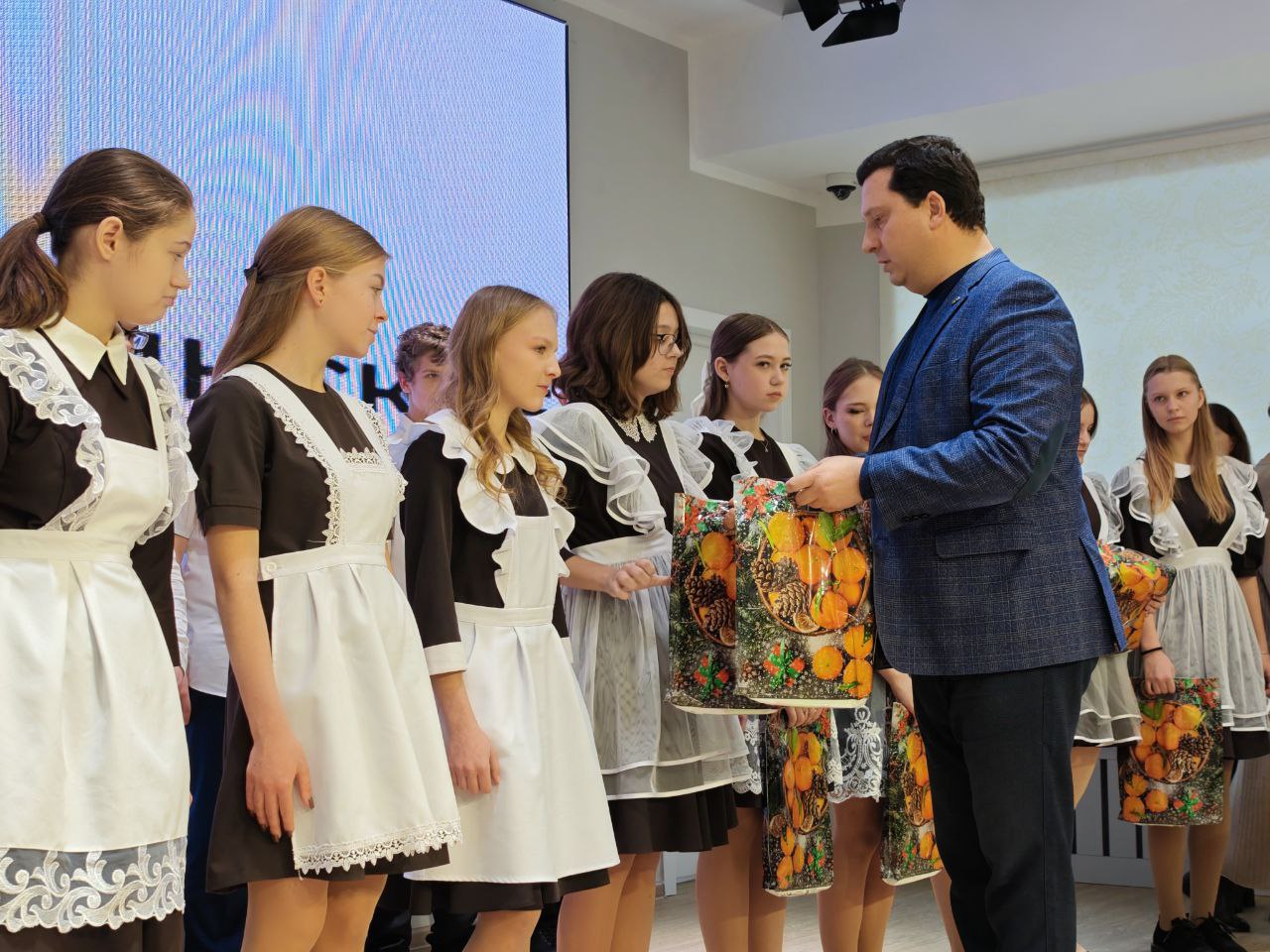 Шаг навстречу призванию. Сегодня в Корочанской школе имени Д.К. Кромского состоялось событие, которое подчёркивает важность медицинского образования и подготовки молодых кадров - посвящении в юные медики учащихся 8-го класса Шаг навстречу призванию. Сегодня в Корочанской школе имени Д.К. Кромского состоялось событие, которое подчёркивает важность медицинского образования и подготовки молодых кадров - посвящении в юные медики учащихся 8-го класса