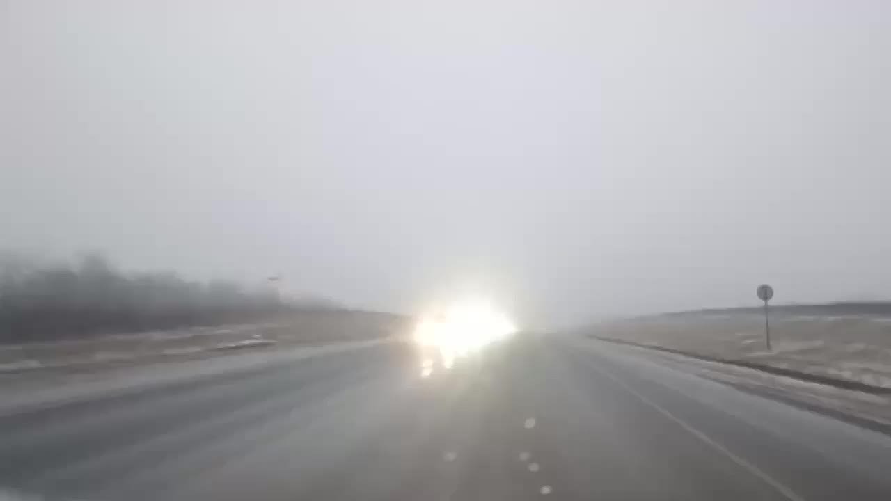 Из-за сильного тумана на территории Белгородской области Госавтоинспекция настоятельно призывает всех участников дорожного движения быть предельно внимательными