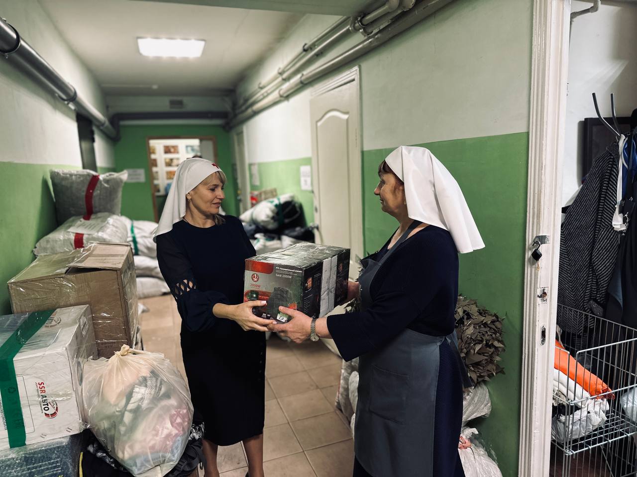 Сосчитать, сколько тонн гуманитарного груза за год отгрузили и направили тем, кому нужна поддержка, здесь даже не пытаются Сосчитать, сколько тонн гуманитарного груза за год отгрузили и направили тем, кому нужна поддержка, здесь даже не пытаются