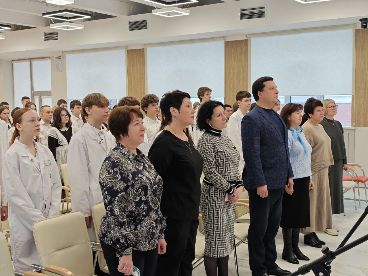 Шаг навстречу призванию. Сегодня в Корочанской школе имени Д.К. Кромского состоялось событие, которое подчёркивает важность медицинского образования и подготовки молодых кадров - посвящении в юные медики учащихся 8-го класса Шаг навстречу призванию. Сегодня в Корочанской школе имени Д.К. Кромского состоялось событие, которое подчёркивает важность медицинского образования и подготовки молодых кадров - посвящении в юные медики учащихся 8-го класса