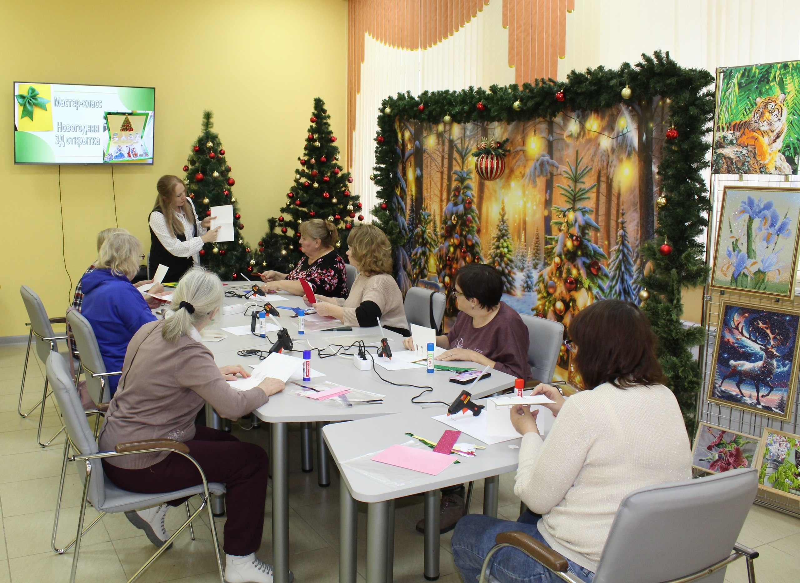 В отделении дневного пребывания граждан пожилого возраста и инвалидов прошёл мастер-класс по изготовлению новогодней 3Д открытки для получателей социальных услуг В отделении дневного пребывания граждан пожилого возраста и инвалидов прошёл мастер-класс по изготовлению новогодней 3Д открытки для получателей социальных услуг