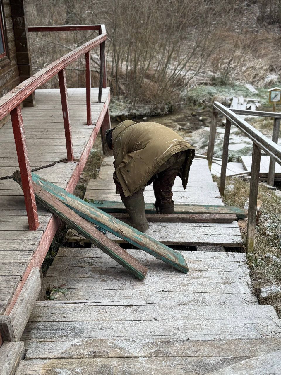 Работники МБУ "Охотник" провели субботник на роднике Криница в селе Шопино, приведя в порядок купель Работники МБУ "Охотник" провели субботник на роднике Криница в селе Шопино, приведя в порядок купель