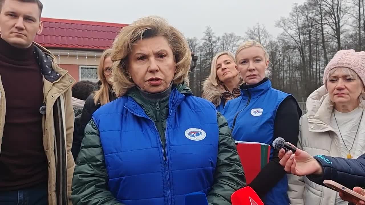 На белорусско-украинскую границу прибыла гуманитарная колонна автомобилей из России, в которых не только украинские семьи для воссоединения, но и россияне, приехавшие встречать своих родных