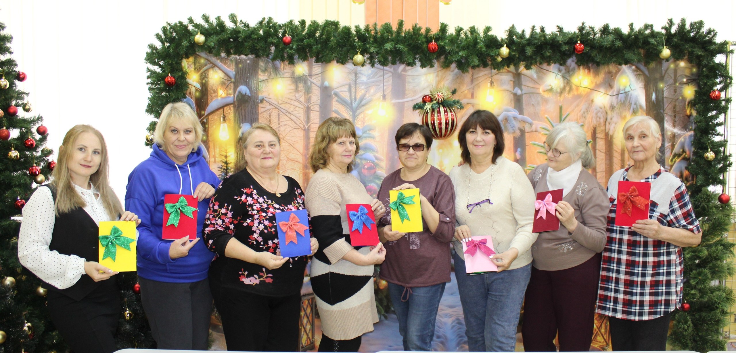 В отделении дневного пребывания граждан пожилого возраста и инвалидов прошёл мастер-класс по изготовлению новогодней 3Д открытки для получателей социальных услуг В отделении дневного пребывания граждан пожилого возраста и инвалидов прошёл мастер-класс по изготовлению новогодней 3Д открытки для получателей социальных услуг