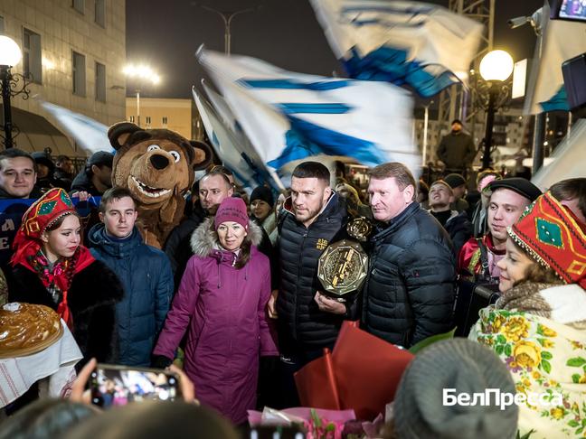 Чемпиона PFL Вадима Немкова встретили в Белгороде песнями и овациями Чемпиона PFL Вадима Немкова встретили в Белгороде песнями и овациями