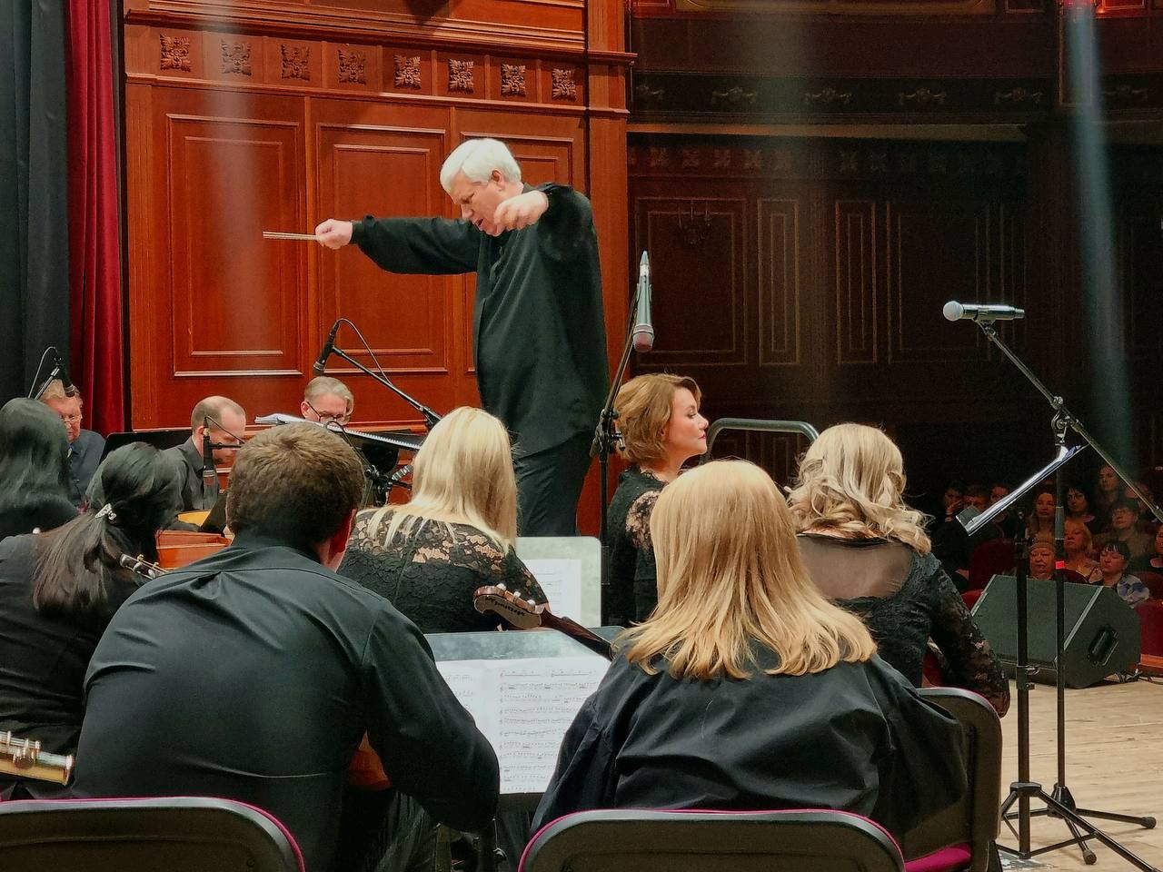 В Большом зале Белгородской государственной филармонии прошел концерт Белгородского академического русского оркестра (главный дирижёр – заслуженный работник культуры РФ Евгений Алешников) В Большом зале Белгородской государственной филармонии прошел концерт Белгородского академического русского оркестра (главный дирижёр – заслуженный работник культуры РФ Евгений Алешников)