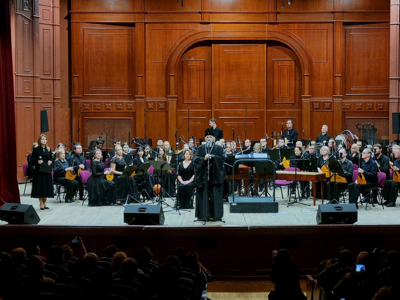 В Большом зале Белгородской государственной филармонии прошел концерт Белгородского академического русского оркестра (главный дирижёр – заслуженный работник культуры РФ Евгений Алешников) В Большом зале Белгородской государственной филармонии прошел концерт Белгородского академического русского оркестра (главный дирижёр – заслуженный работник культуры РФ Евгений Алешников)