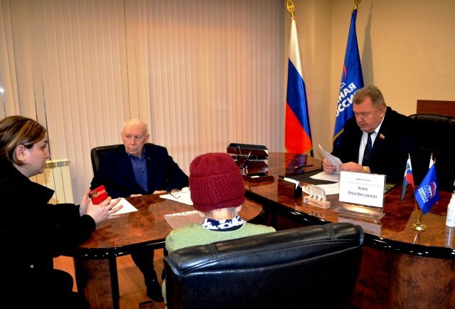 Парламентарии продолжают взаимодействовать со своими избирателями Парламентарии продолжают взаимодействовать со своими избирателями