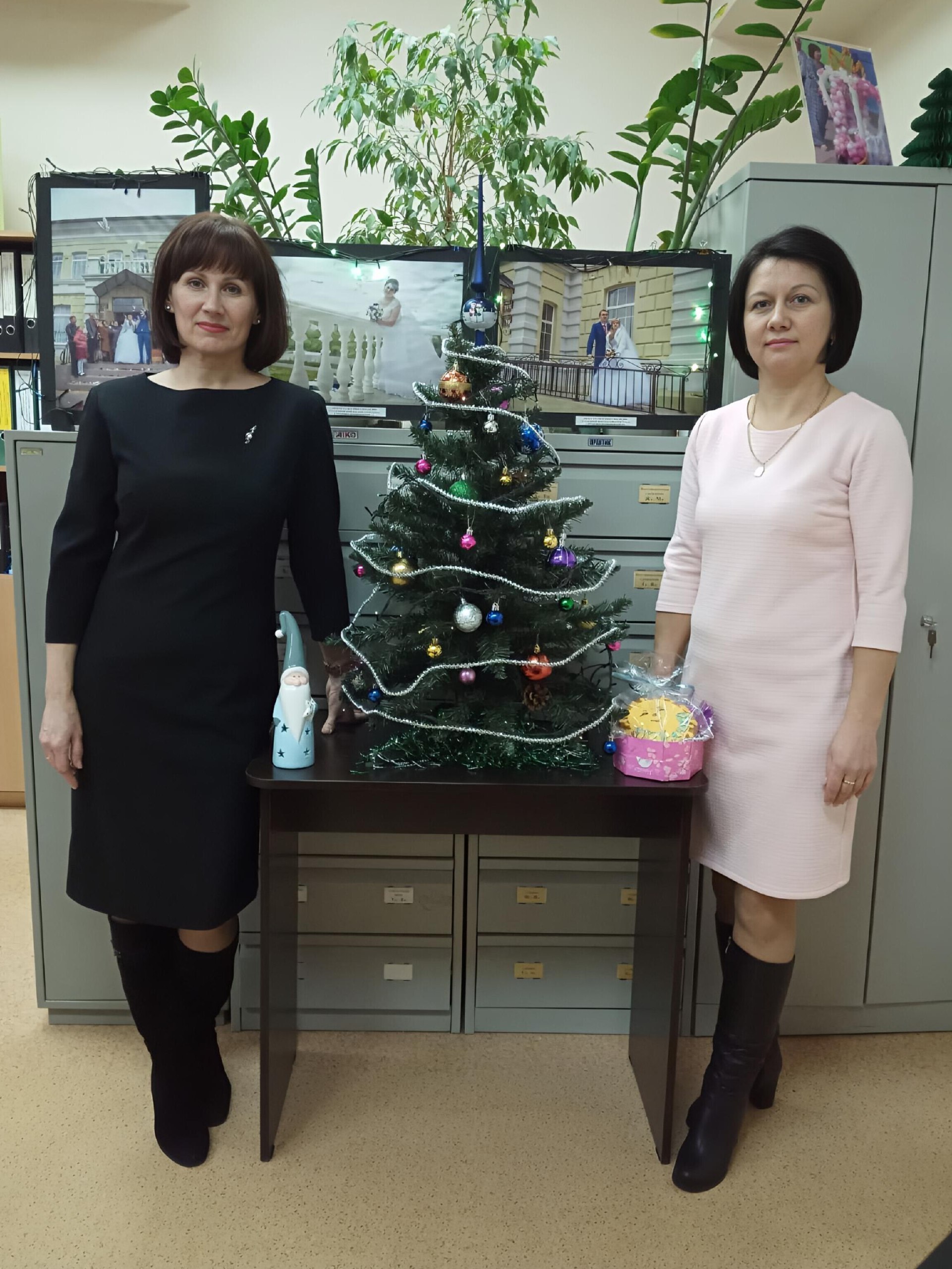 Уважаемые сотрудники и ветераны органов ЗАГС, поздравляем Вас с профессиональным праздником!