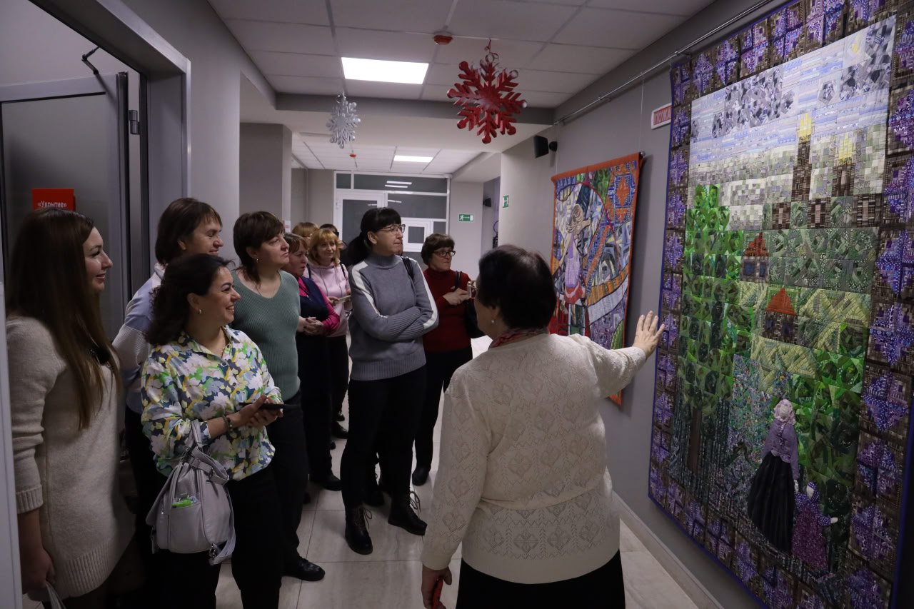 В Центре народного творчества открылась выставка «Лоскутный калейдоскоп» из фондов «Старооскольского Дома ремёсел» В Центре народного творчества открылась выставка «Лоскутный калейдоскоп» из фондов «Старооскольского Дома ремёсел»