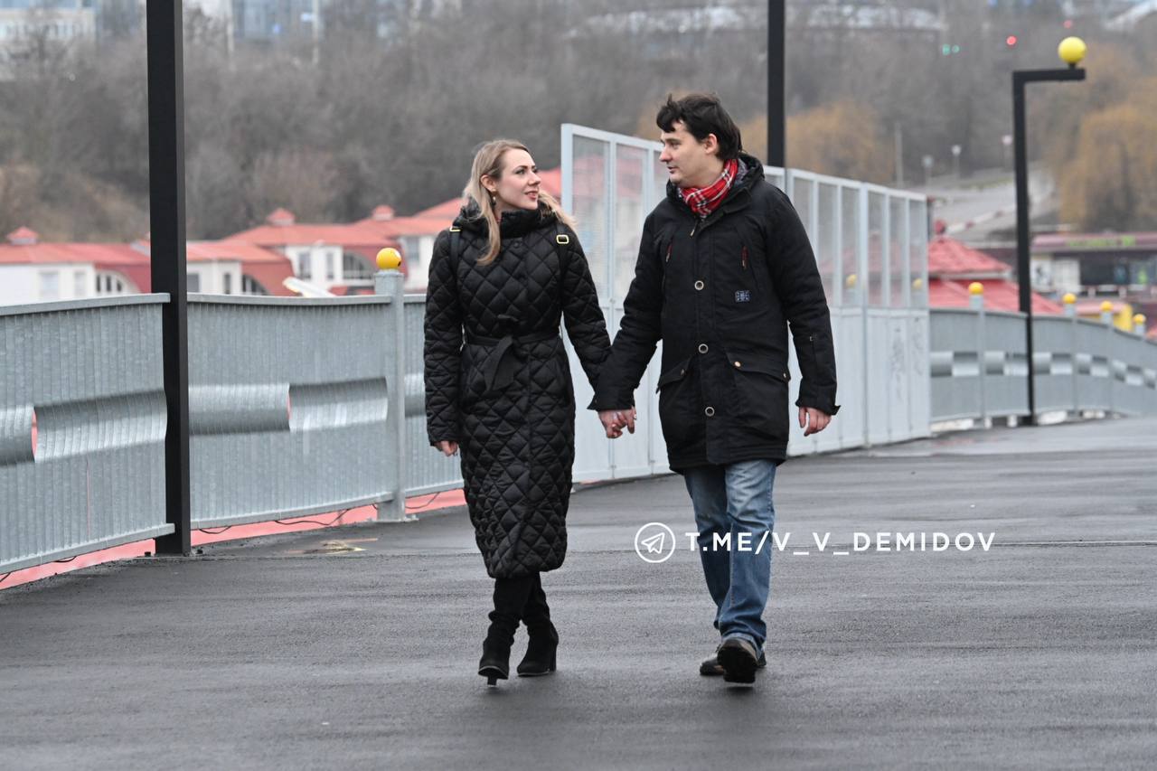 На мосту со смайлами в Белгороде появились скульптуры влюблённых