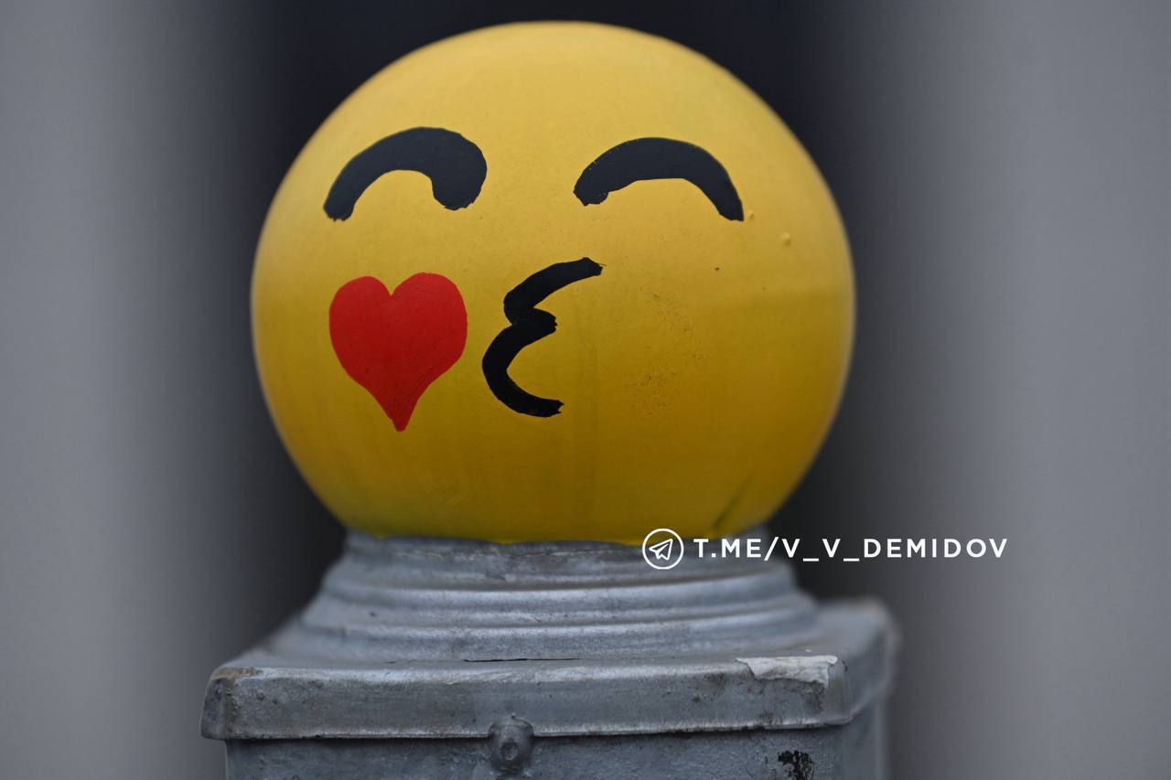 На мосту смайлов установили памятные скульптуры влюблённых На мосту смайлов установили памятные скульптуры влюблённых