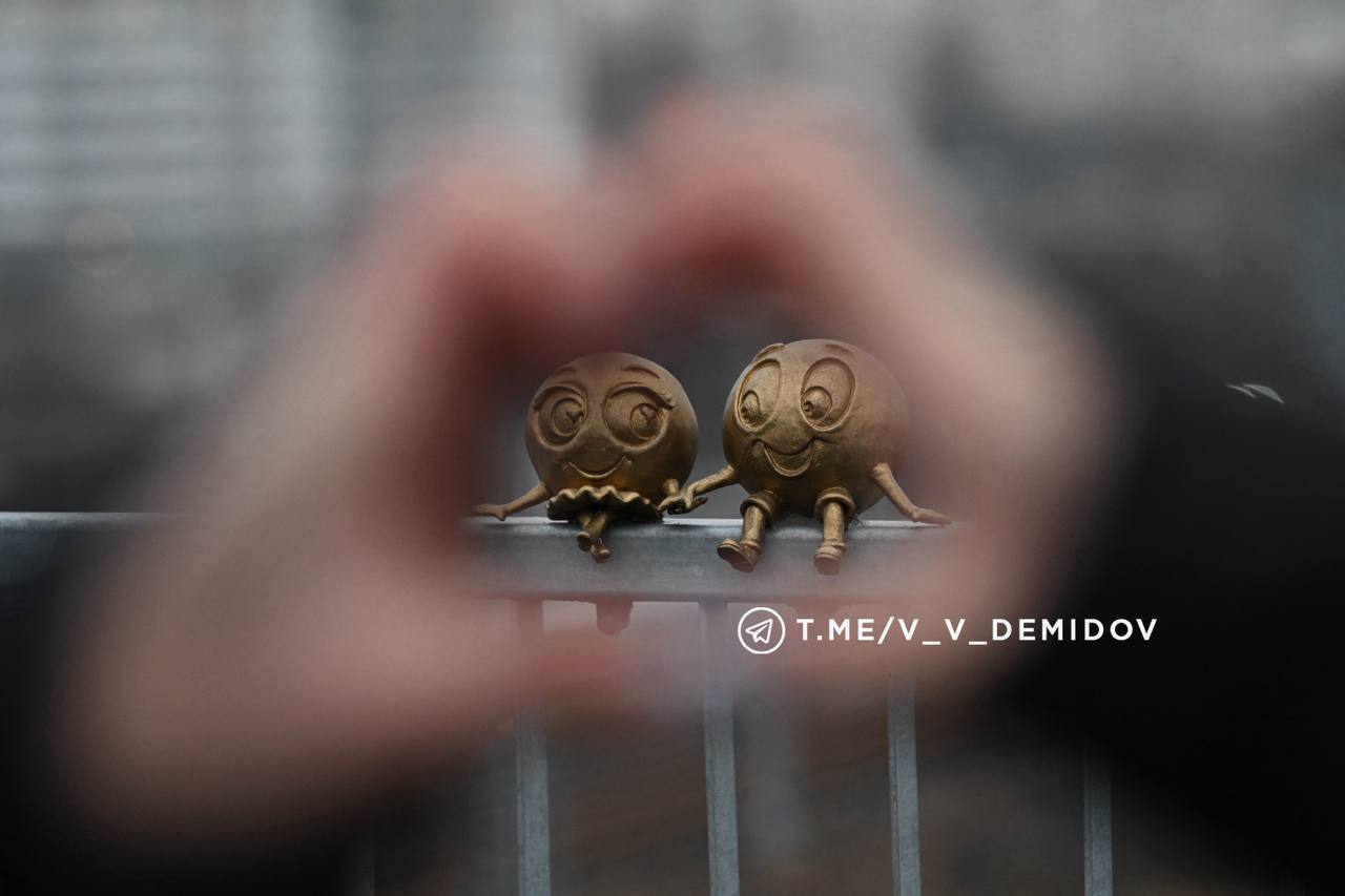 На мосту смайлов установили памятные скульптуры влюблённых На мосту смайлов установили памятные скульптуры влюблённых