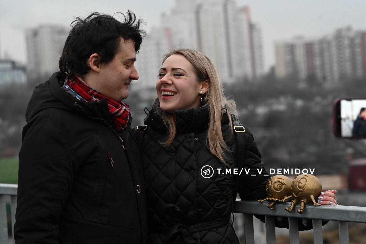 На мосту «улыбок» в Белгороде установили мини-скульптуры влюблённых смайлов