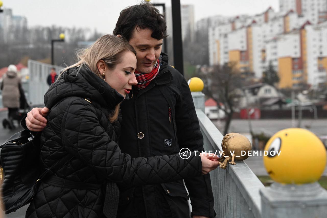 На мосту смайлов установили памятные скульптуры влюблённых На мосту смайлов установили памятные скульптуры влюблённых