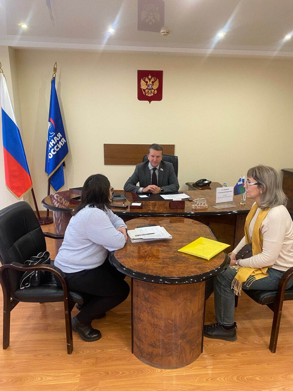 Парламентарии продолжают взаимодействовать со своими избирателями Парламентарии продолжают взаимодействовать со своими избирателями