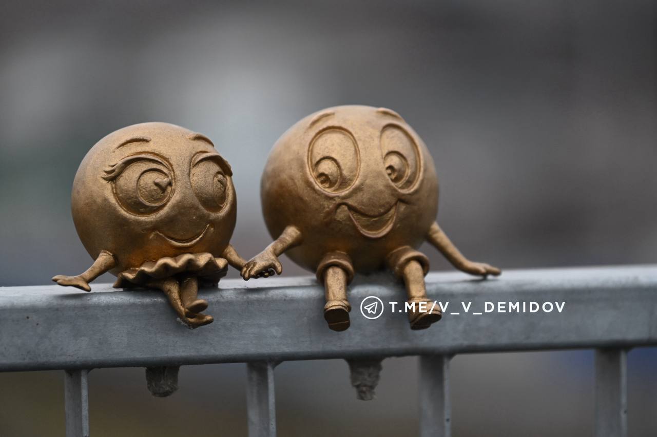 На мосту «улыбок» в Белгороде установили мини-скульптуры влюблённых смайлов На мосту «улыбок» в Белгороде установили мини-скульптуры влюблённых смайлов