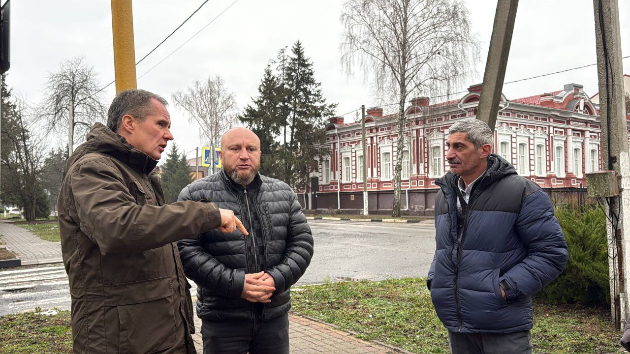 Вячеслав Гладков посетил место атаки дрона в Грайвороне