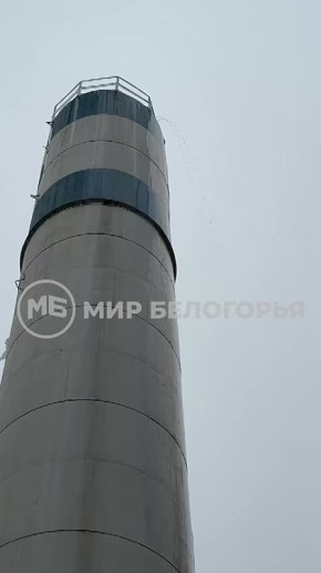 У водонапорной башни в селе Беловское выросли ледяные валуны!