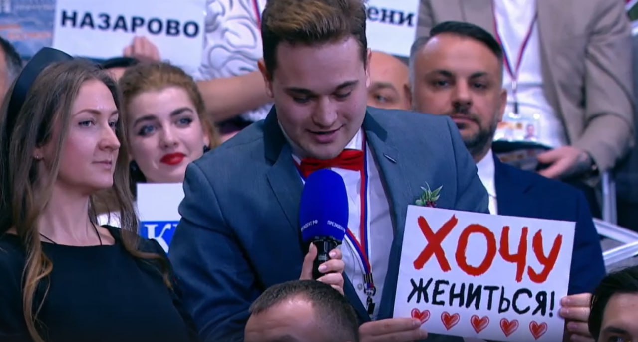 «Выходи за меня замуж!» – на итогах года журналист сделал предложение своей девушке «Выходи за меня замуж!» – на итогах года журналист сделал предложение своей девушке