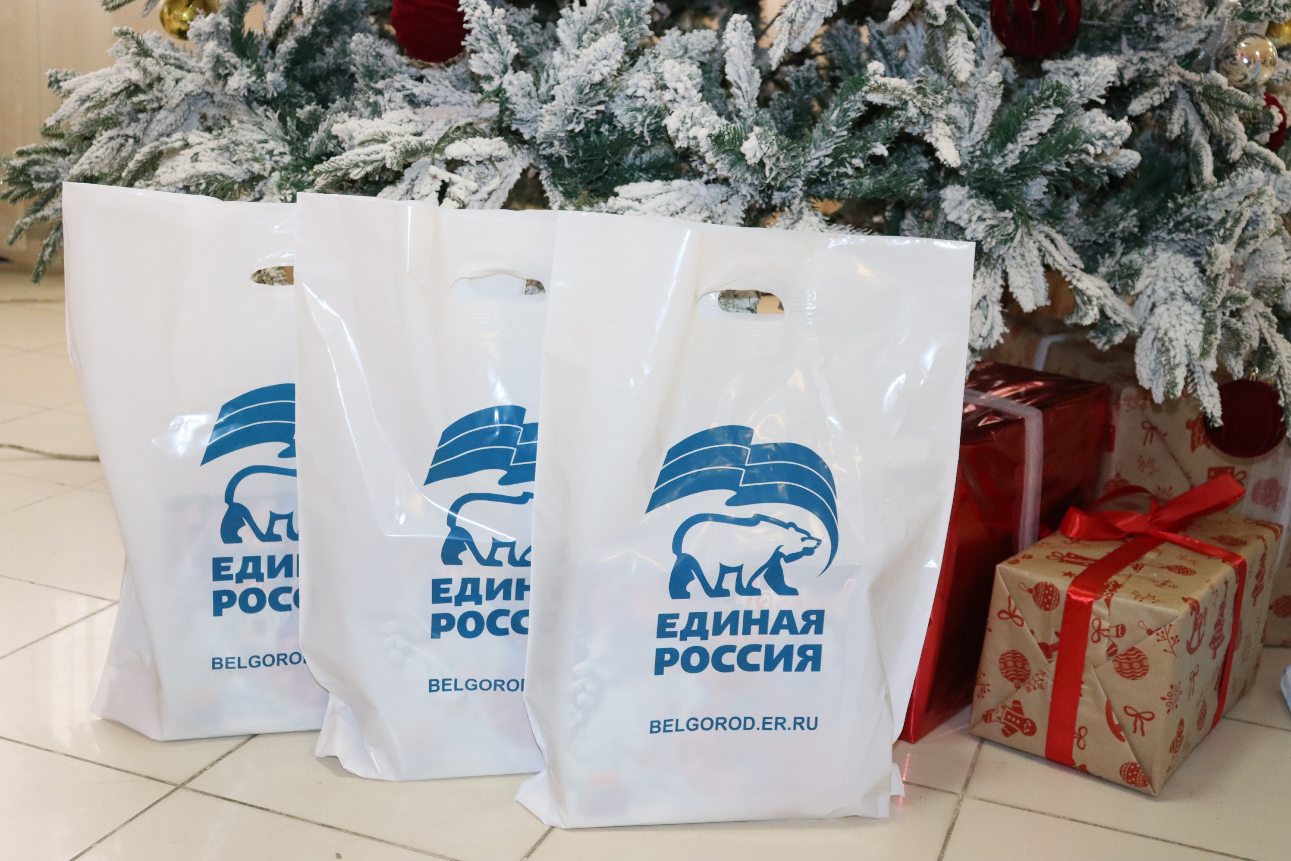 В Центре культурного развития п. Волоконовка сегодня было особенно тепло и радостно — партия «Единая Россия» организовала настоящий праздник у новогодней ёлки для особенных детей с ограниченными возможностями здоровья и... В Центре культурного развития п. Волоконовка сегодня было особенно тепло и радостно — партия «Единая Россия» организовала настоящий праздник у новогодней ёлки для особенных детей с ограниченными возможностями здоровья и...