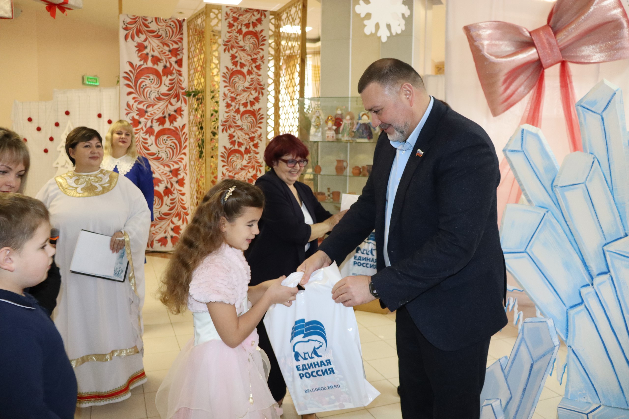 В Центре культурного развития п. Волоконовка сегодня было особенно тепло и радостно — партия «Единая Россия» организовала настоящий праздник у новогодней ёлки для особенных детей с ограниченными возможностями здоровья и... В Центре культурного развития п. Волоконовка сегодня было особенно тепло и радостно — партия «Единая Россия» организовала настоящий праздник у новогодней ёлки для особенных детей с ограниченными возможностями здоровья и...