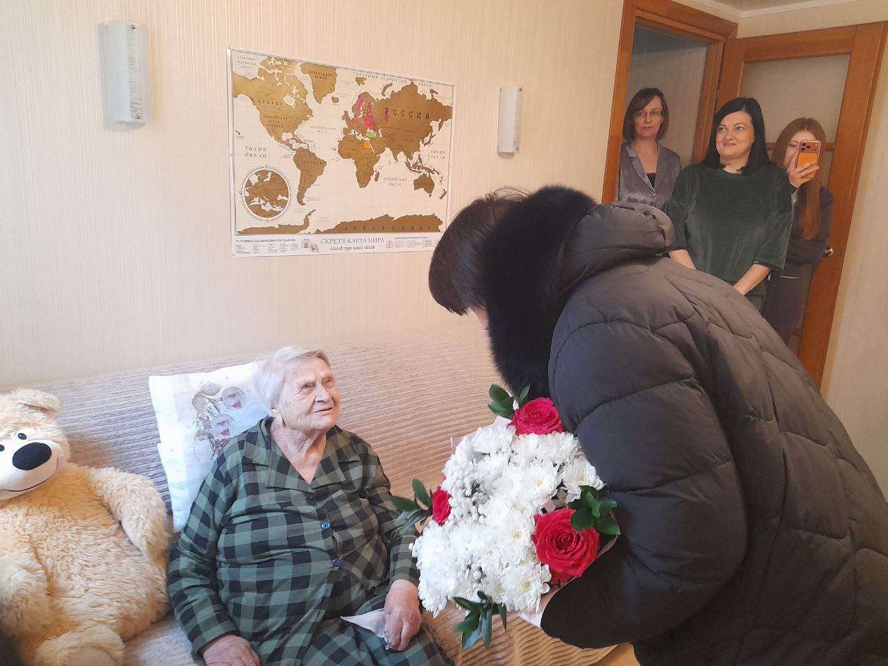 Татьяна Круглякова: Сегодня посчастливилось с большой радостью поздравить нашу замечательную землячку, Корольченко Екатерину Михайловну, с её вековым юбилеем! Татьяна Круглякова: Сегодня посчастливилось с большой радостью поздравить нашу замечательную землячку, Корольченко Екатерину Михайловну, с её вековым юбилеем!