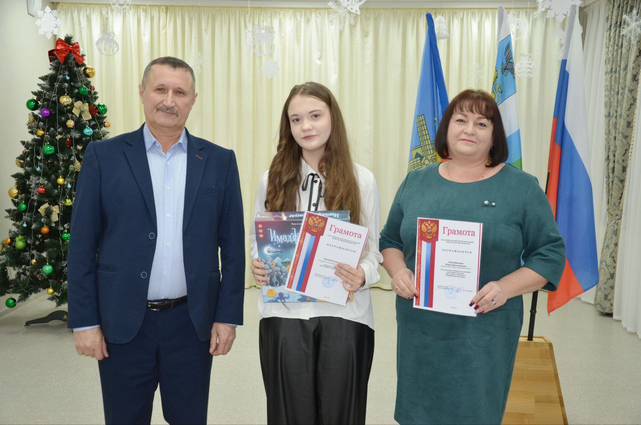 В нашем округе чествовали юных знатоков избирательного права В нашем округе чествовали юных знатоков избирательного права