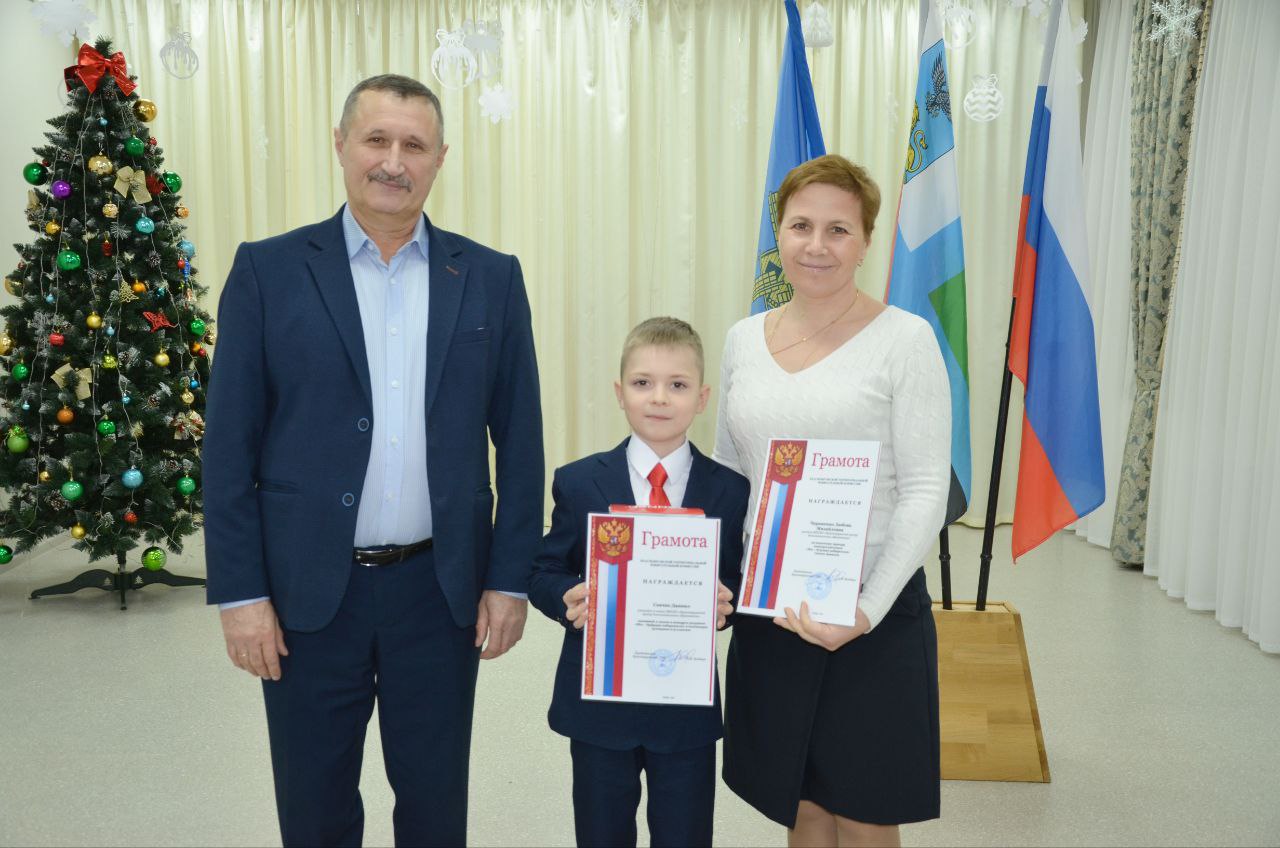 В нашем округе чествовали юных знатоков избирательного права В нашем округе чествовали юных знатоков избирательного права