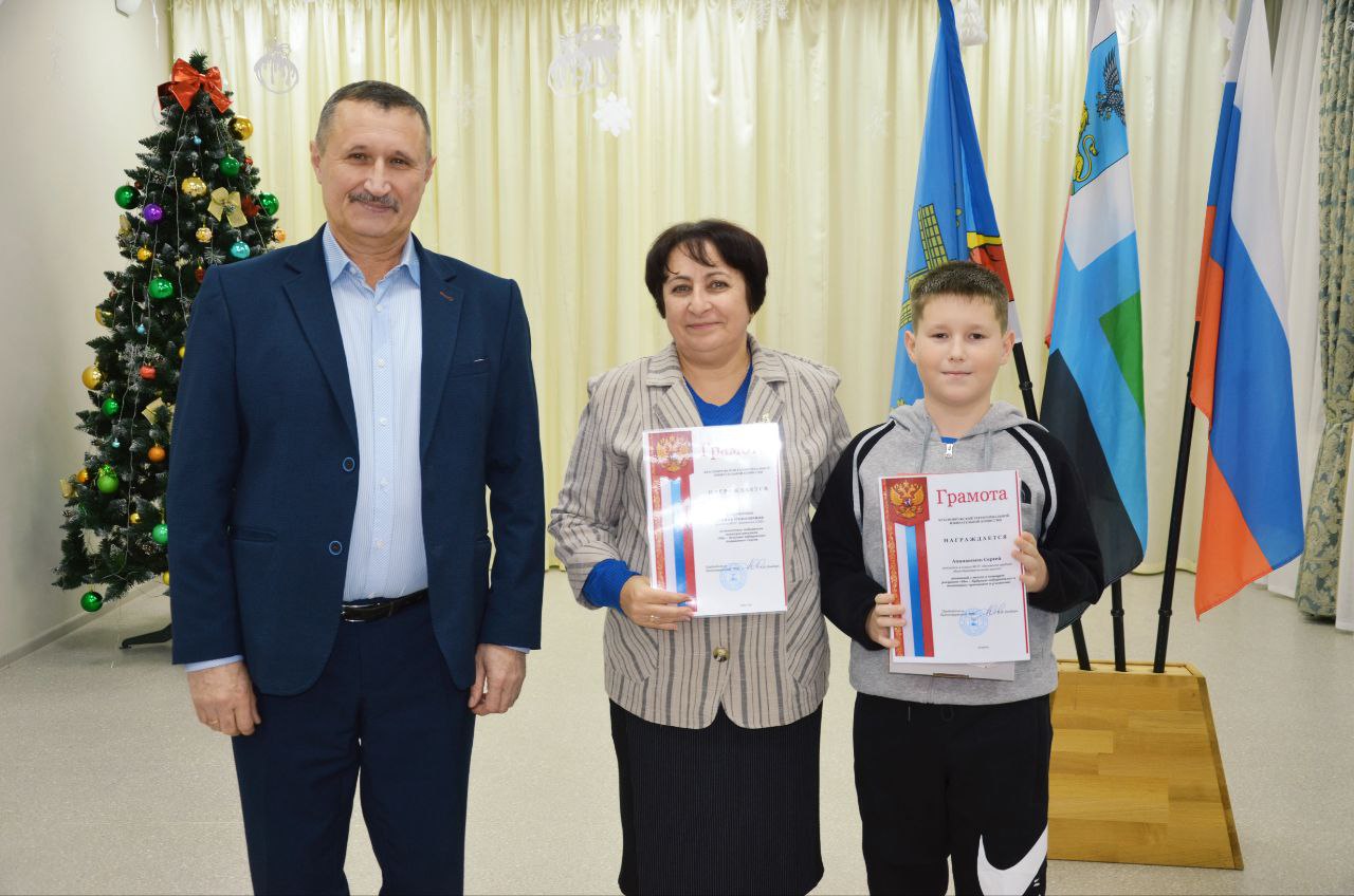 В нашем округе чествовали юных знатоков избирательного права В нашем округе чествовали юных знатоков избирательного права