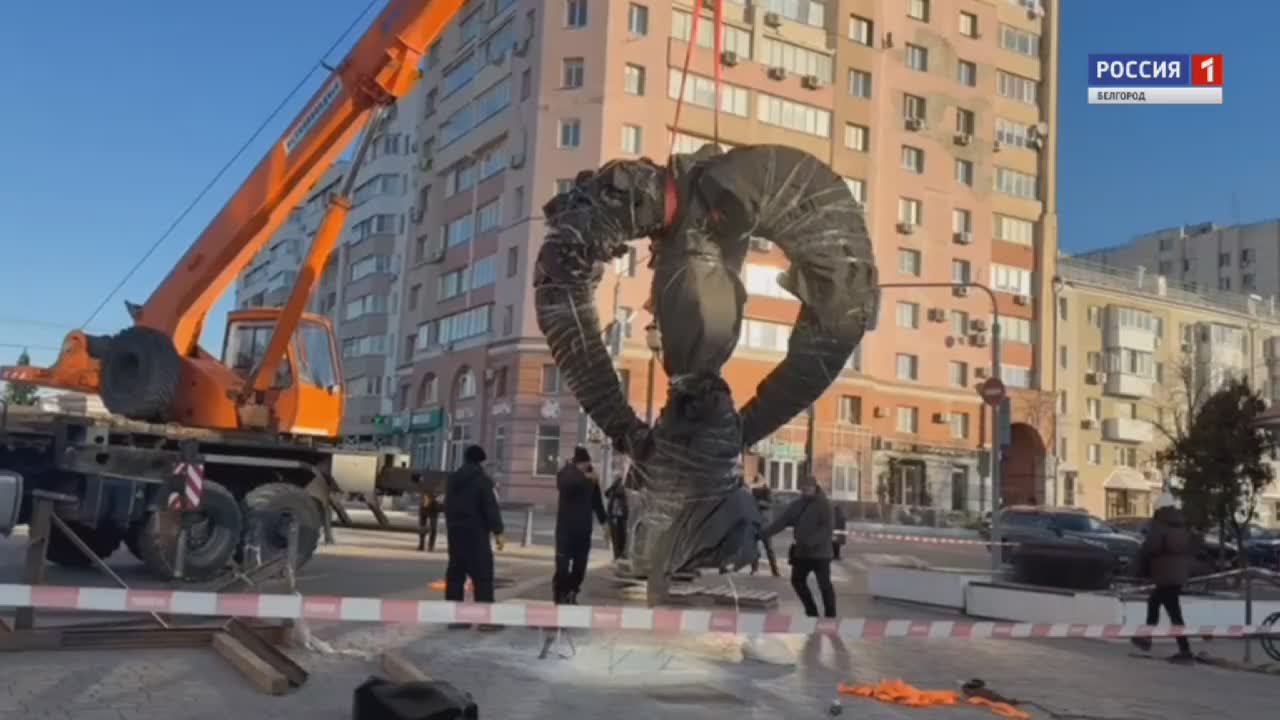 На месте «раненого сердца» в Белгороде продолжается монтаж памятника, посвящённого погибшим мирным жителям при ракетном обстреле 30 декабря 2023 года