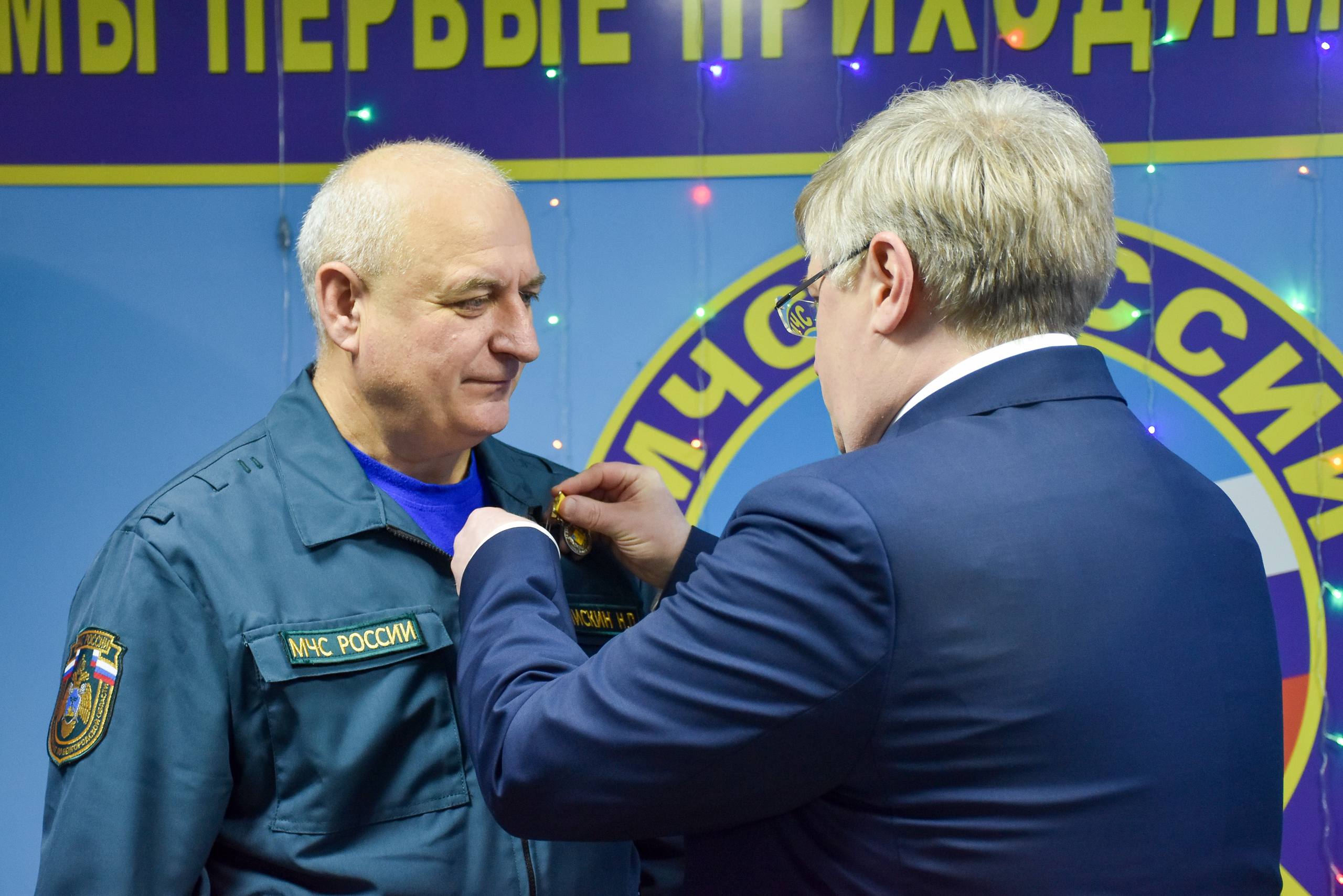 Андрей Миськов: Сегодня поздравил с профессиональным праздником и 35-летием со дня основания МЧС России наших спасателей Андрей Миськов: Сегодня поздравил с профессиональным праздником и 35-летием со дня основания МЧС России наших спасателей
