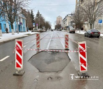 Повреждение асфальта на улице Преображенской в Белгороде огородили