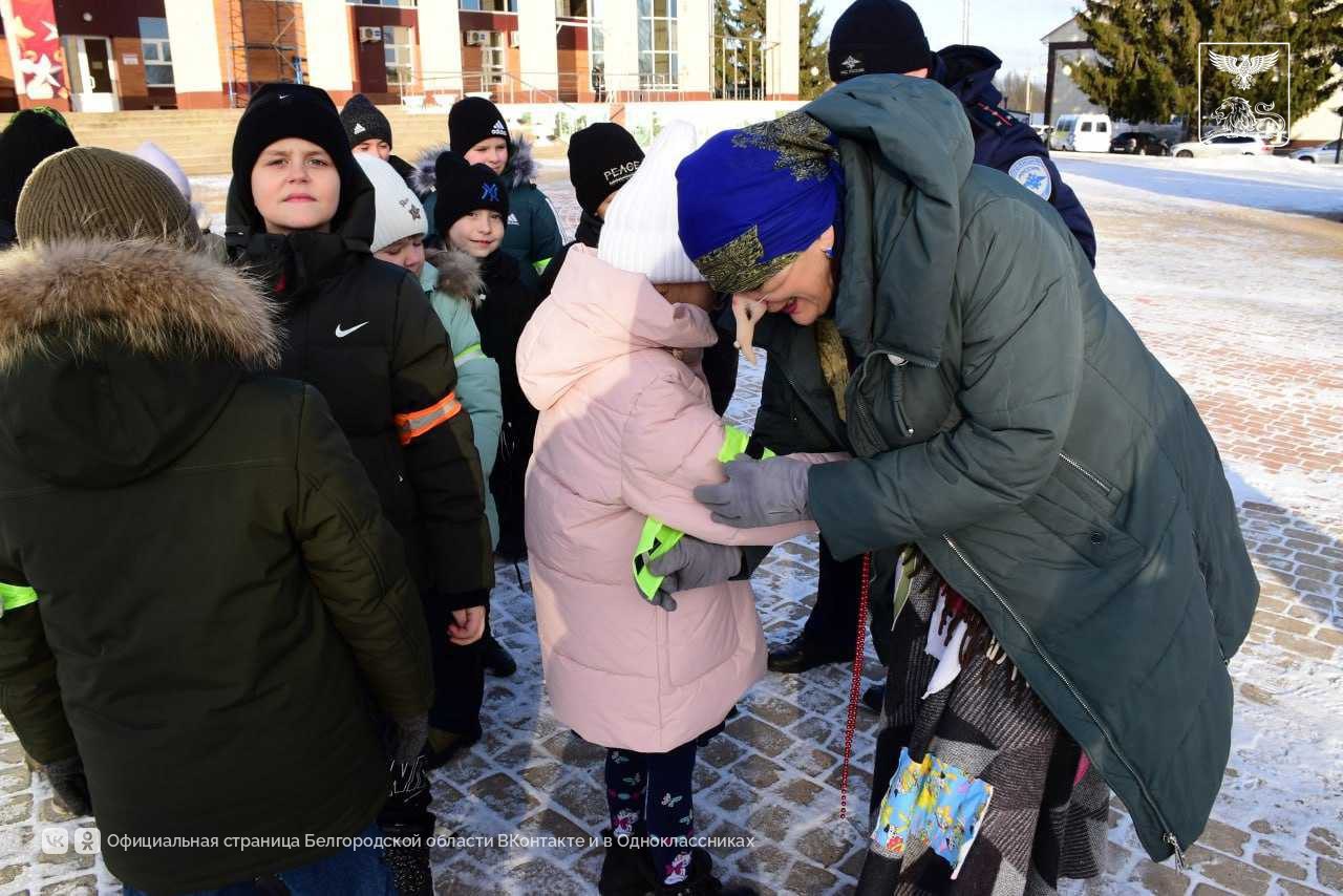 В преддверии Нового года для юных жителей Ракитного прошла акция «Яркий пешеход – безопасный путь»