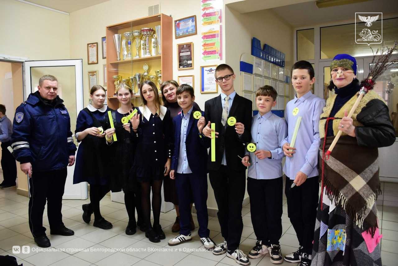 В преддверии Нового года для юных жителей Ракитного прошла акция «Яркий пешеход – безопасный путь» В преддверии Нового года для юных жителей Ракитного прошла акция «Яркий пешеход – безопасный путь»