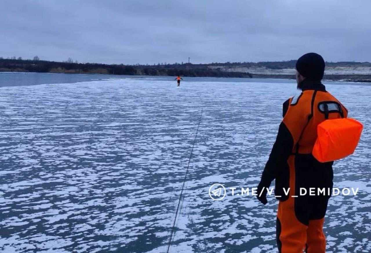 Спасатели ГОЧС Белгорода вызволили из ледяного плена лебедя Спасатели ГОЧС Белгорода вызволили из ледяного плена лебедя
