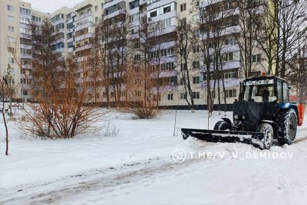 С раннего утра более 147 коммунальщиков и 59 единиц спецтехники убирают снег в Белгороде