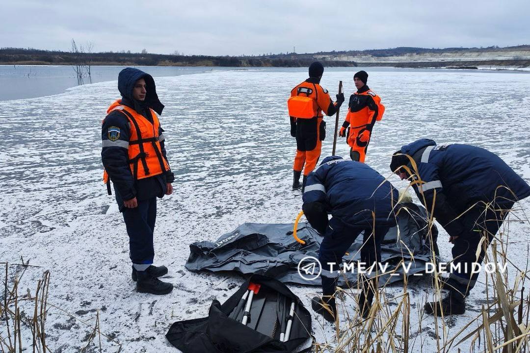 Спасатели ГОЧС Белгорода вызволили из ледяного плена лебедя Спасатели ГОЧС Белгорода вызволили из ледяного плена лебедя