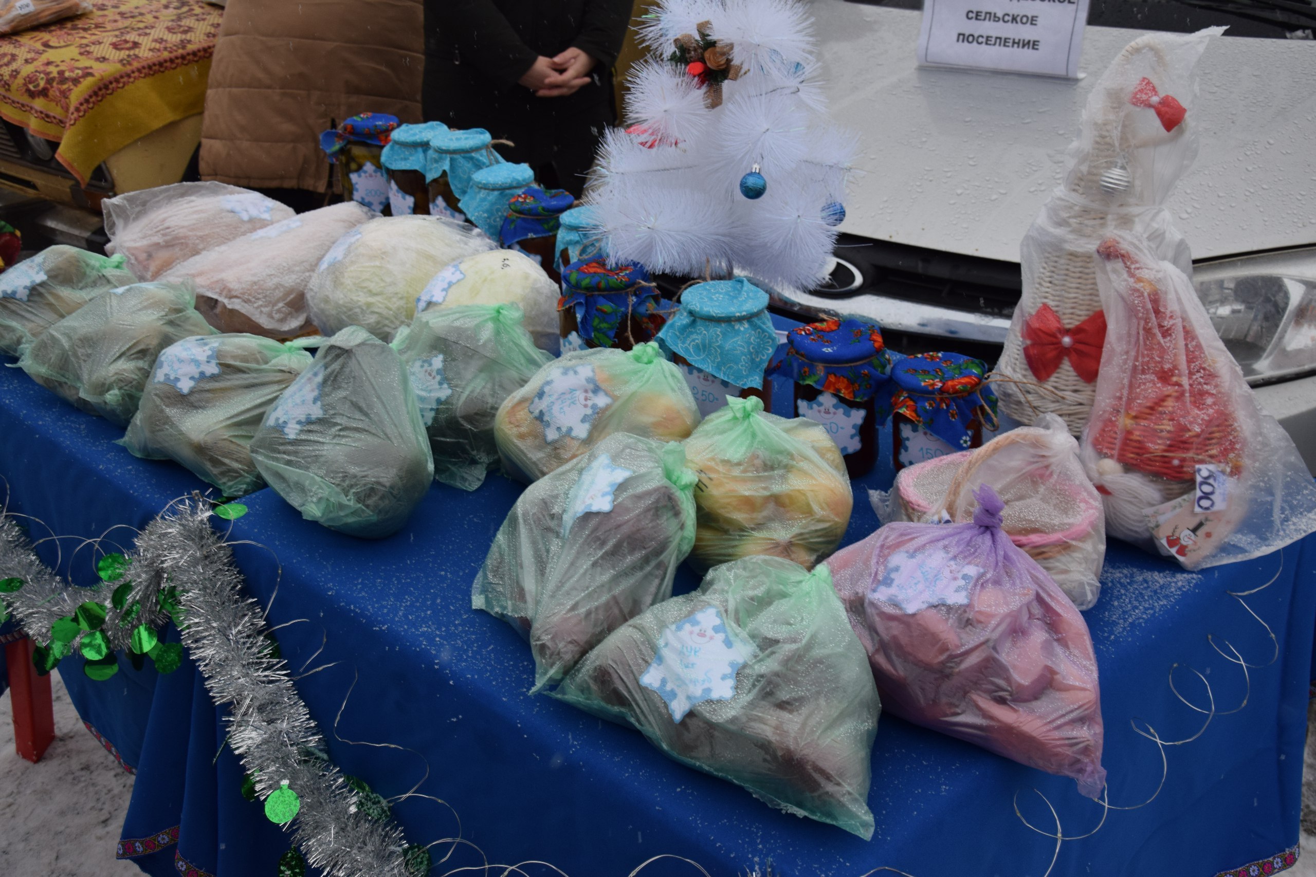 В Вейделевке состоялась традиционная предновогодняя ярмарка В Вейделевке состоялась традиционная предновогодняя ярмарка