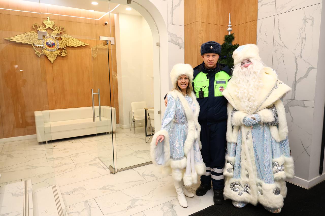 Дед Мороз и Снегурочка поздравили сотрудников УМВД России по Белгородской области с наступающим Новым годом Дед Мороз и Снегурочка поздравили сотрудников УМВД России по Белгородской области с наступающим Новым годом