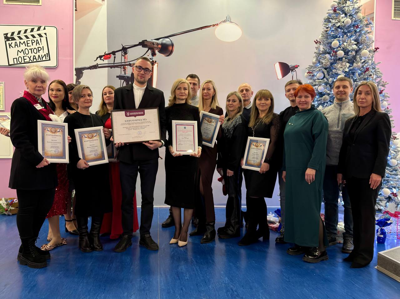 С наступающим Новым годом поздравил профессиональные коллективы государственных театров, культурно-досуговых учреждений и филармонии С наступающим Новым годом поздравил профессиональные коллективы государственных театров, культурно-досуговых учреждений и филармонии