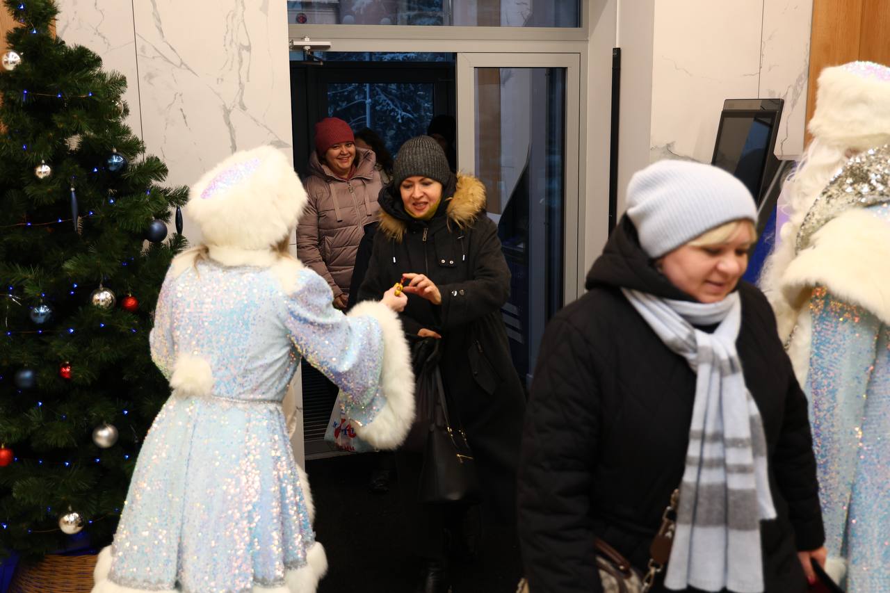 Дед Мороз и Снегурочка поздравили сотрудников УМВД России по Белгородской области с наступающим Новым годом Дед Мороз и Снегурочка поздравили сотрудников УМВД России по Белгородской области с наступающим Новым годом