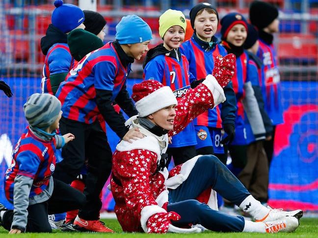 Матвей Кисляк и Филипп Воронин в костюме Деда Мороза сыграли с футболистами академии ЦСКА