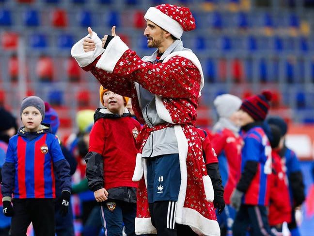 Матвей Кисляк и Филипп Воронин в костюме Деда Мороза сыграли с футболистами академии ЦСКА Матвей Кисляк и Филипп Воронин в костюме Деда Мороза сыграли с футболистами академии ЦСКА